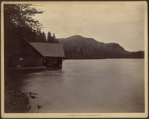 Jezero Echo Lake and Boat House, Franconia Notch, New Hampshire od Charles P. Hibbard