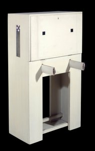 Charles Rennie Mackintosh (1868 - 1928); sekretář sedátko (1904) bíle lakované dřevo. výška: 1,21; Paříž, Musee d