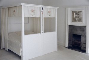 Nábytek navržený pro č. 120 Mains Street, Glasgow, postel s nebesy, cca 1900 (lakované dřevo a smalt) od Charles Rennie Mackintosh