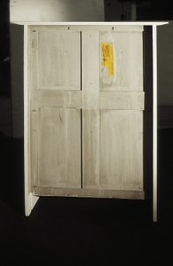 Bílá skříň navržená pro paní Rowat, 1902 (dřevo, vitráže, smalt) od Charles Rennie Mackintosh
