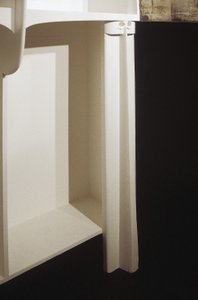 Bílá skříň navržená pro paní Rowat, 1902 (dřevo, vitráže, smalt) od Charles Rennie Mackintosh
