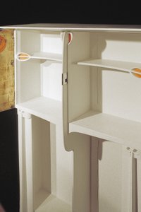 Bílá skříň navržená pro paní Rowat, 1902 (dřevo, vitráže, smalt) od Charles Rennie Mackintosh