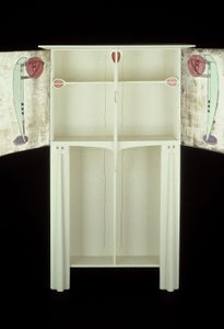Bílá skříň navržená pro paní Rowat, 1902 (dřevo, vitráže, smalt) od Charles Rennie Mackintosh