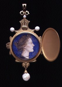 Přívěsek Pegasus obsahující miniaturu slečny Edith Emmy Cooperové (1862-1913) 1901 (tužka a wc na smaltu) (exteriér viz 109662) od Charles Ricketts