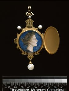 Přívěsek: slečna Edith Emma Cooper (1862-1913) 1901 (zlato, smalt, perla a wc) od Charles Ricketts