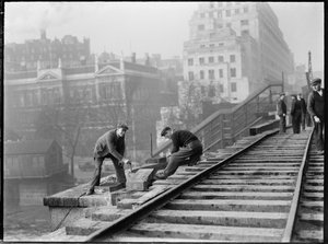Demolice mostu Waterloo, City of Westminster, Greater London Authority, 1936. od Charles William Prickett