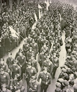 Čínský lékařský sbor opouštějící Šanghaj do Koreje v roce 1951 (černobílá fotografie) od Chinese Photographer