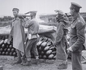Čínská jednotka skladující letecké bomby v zbrojním skladu ve Francii od Chinese Photographer