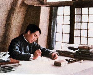 Mao psal své dílo „Z dlouhé války“ v jeskyni v Yenanu od Chinese Photographer