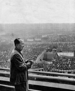 Portrét čínské hlavy státu Mao Ce-tunga (Mao Ce-Dong nebo Mao Ce-tung nebo Mao Ce-tung nebo Mao Ce-tung) (1893-1976) během oslav výročí založení komunistické strany. Čína, kolem roku 1960.