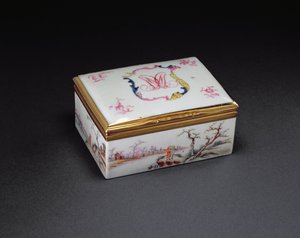 Tabatěrka s monogramem, období Qianlong (1736-95) cca 1750 (porcelán)