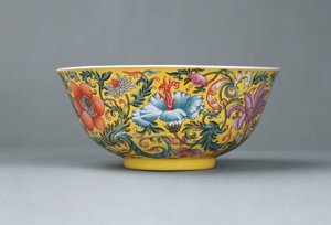 Jemná famille rose žlutě mletá mísa, 1821-1850 od Chinese School