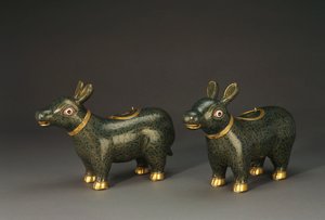 Pár cloisonnských smaltovaných tapírů tvoří nádoby od Chinese School