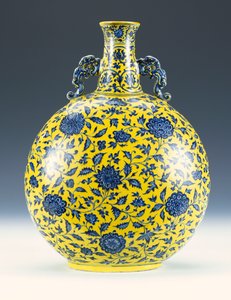 Podglazurní modře a žlutě smaltovaná měsíční láhev se vzorem pivoňky a lotosu, kolem 1723-1735 od Chinese School