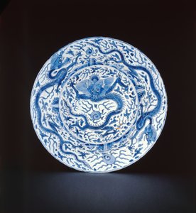 Modrá a bílá mísa malovaná draky, Wanli nebo Chongzheng, 1600-35 (porcelán)