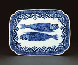 Modrobílý exportní porcelánový talíř s malbou ryb (porcelán)