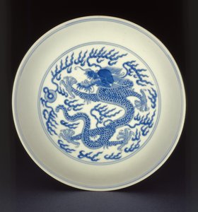 Modrobílé porcelánové nádobí malované drakem, značka Qianlong a období, 1736-1795 (porcelán)