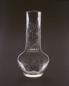 Láhev s vyrytým bambusem, rostlinami houby lingzhi a kameny, značka a období Qianlong, 1736-95 (sklo)