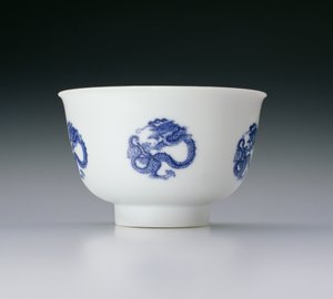 Mísa, zdobená dračími rondely, značka Kangxi a období 1662-1722 (porcelán s modrou podglazurou) (viz též 142285)