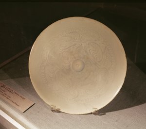 Mísa s vyřezávanou květinovou výzdobou, z Nanchang, provincie Jiangxi, dynastie Sung, 12.-13. století (porcelán)