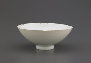 Mísa s vroubkovaným okrajem, Jingdezhen, provincie Jiangzi, severní nebo jižní dynastie Song (keramika)