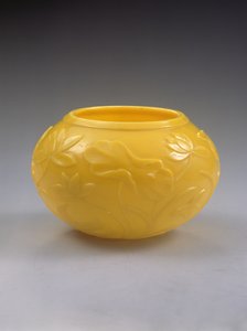 Vyřezávaná mísa, období Qianlong (1736-95) (barevné sklo) (viz také 272125)