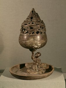 Kadidelnice ve tvaru kosmické hory „po-shan-lu“, kterou držel muž sedící na monstru, z hrobky princezny Tou Wen, Mancheng, Hebei, západní dynastie Han (bronz)