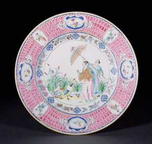 Jídelní talíř malovaný v barvě Famille Rose zobrazující La Dame au Parasol, podle návrhu Cornelise Pronka (1691-1759), období Qianlong (1736-95) c.1734 (porcelán)