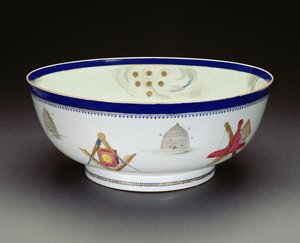 Famille Rose Export Masonic Bowl, období Qianlong, 1736-95 (porcelán) (viz také 133044 & 133046)