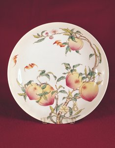 Talíř s růží Famille zdobený vzorem meruněk, dynastie Qing (porcelán)