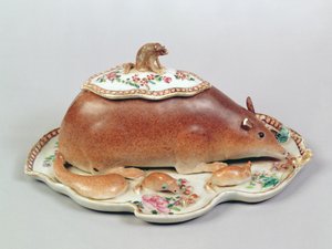 Famille rose omáčník a poklička modelovaná jako veverka, období Chien Lung (1736-95) (keramika)