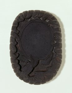Inkstone vytesaný jako velká mýtická želva Lo-shu mezi vlnami, pravděpodobně dynastie Ming (šedý kámen Tuan) (pod vodou) (viz také 142695-6)