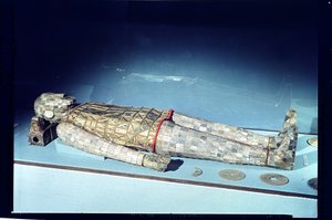 Jadeitový pohřební oblek z hrobky princezny Tou Wan, manželky Liu Sheng († 113 př. n. l.) z Lingshang, Man-č