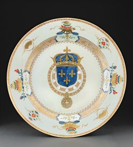 Velká zbrojní nabíječka s pažemi francouzského krále, kolem roku 1730 (porcelán)