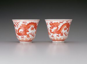 Dvojice pohárů na víno, zobrazující draky s pěti drápy v honbě za planoucími perlami, značka Guangxu a období 1875-1908, čínský (porcelán s železným červeným zdobením)