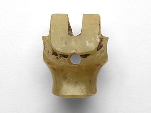 Přívěsek v podobě bovinní hlavy, přepracovaný, cca 1100-1000 př.n.l. od Chinese School