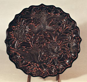 Talíř s květinovými motivy a dvěma ptáky, dynastie Yuan (1271-1368) (lakované dřevo)