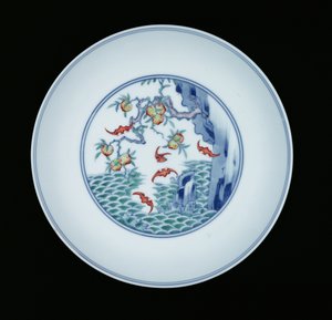 Porcelánový talíř malovaný podglazurní modří a ducai emaily, 1723-1735 (porcelán)