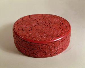 Červená lakovaná krabička zdobená pivoňkami, 1426-27 (dřevo)