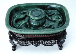 Imperial cupstand, Qianlong (kámen a dřevo) (viz také 193853)