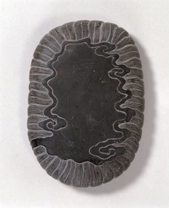 Inkstone vytesaný s vlnovými vzory, pravděpodobně dynastie Ming (šedý kámen tuan) (spodní strana) (viz 142695)