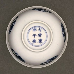 Spodní strana mísy, značka Kangxi a období 1662-1722 (porcelán s modrou podglazurou) (viz také 142284)