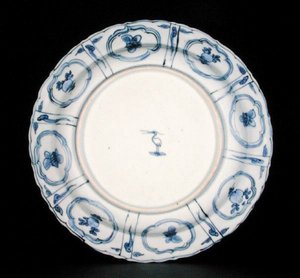 Spodní strana modrobílého kraakového talíře, značka Egret, Wanli, 1595-1605 (porcelán) (viz 205990)