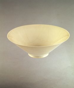 Šálek vína Yung lo z pecí Ching-te-Chen, c.1403-25 (porcelán)