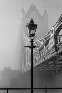 Zamlžený Tower Bridge od Chris Hamilton