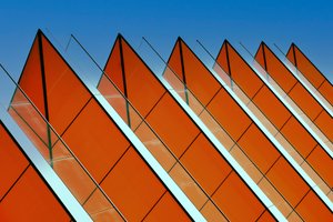 Oranžová geometrická fasáda