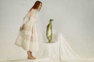 Zvědavá žena a ryba od Christine von Diepenbroek