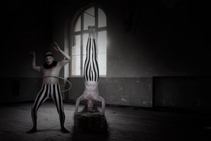 Temný cirkus – stoj na rukou od Christine von Diepenbroek