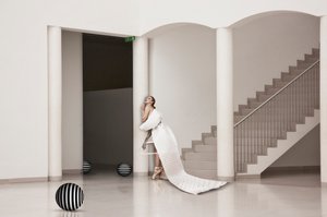 Elegantní baletka v bílých šatech od Christine von Diepenbroek
