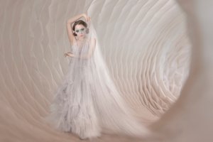 Elegantní žena se závojem od Christine von Diepenbroek